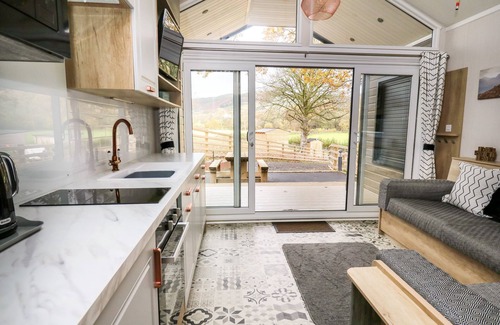 Llandrindod Wells Cottage | OAK TREE VIEW, with hot tub in Rhayader