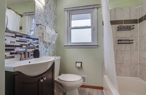 Oakdale House | Oakdale Home w/ Deck - 7 Mi to Downtown St Paul!