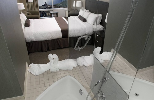 Fallsview Hotel | Oakes Hotel Overlooking the Falls