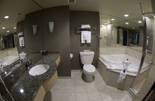 Fallsview Hotel | Oakes Hotel Overlooking the Falls