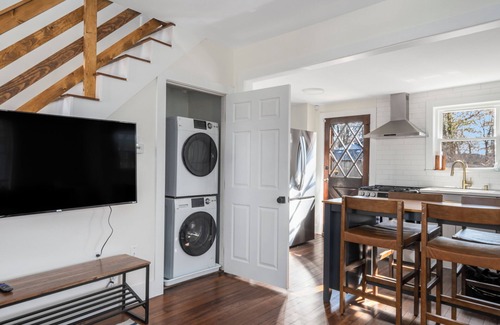Warwick Cottage | Oakland Beach cottage near Iggy's, Buttonwoods, marina, fishing & airport