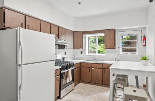 North Oakland House | Oakland/University @B Quiet & Stylish Private Bedroom with Shared Bathroom