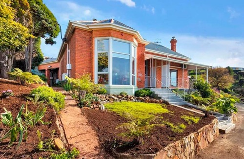 Burnie House | Oakleigh Guest house with Ocean Views - Room 6