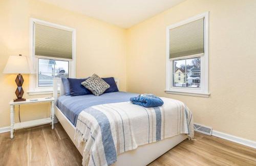Dubuque House | Oaklie's Bungalow - Charming Home in Dubuque