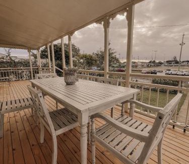 Bundaberg West House | Oakmore Cottage Charming Queenslander close to CBD
