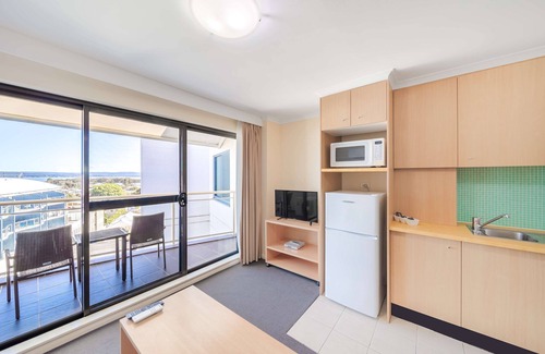 The Entrance Apartment | Oaks The Entrance Waterfront Suites