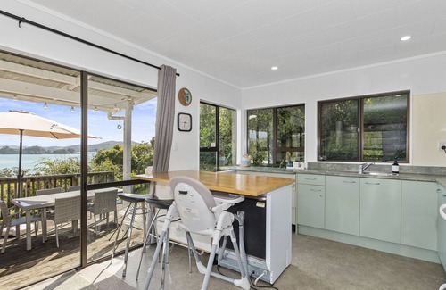 Oakura House | Oakura Oasis - Oakura Bay Holiday Home