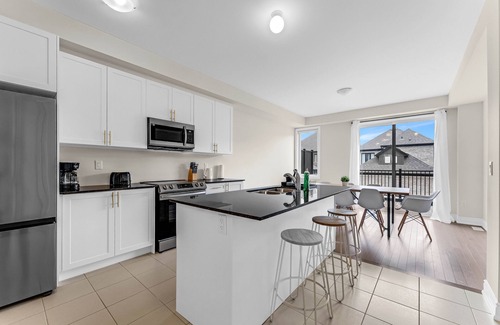 Oakville House | Oakville Oasis: Modern 4BR Townhouse with Chic Amenities!
