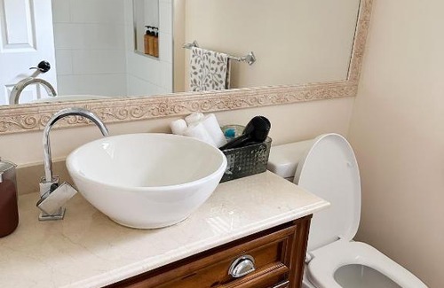 Bronte House | Oakville Retreat - 4 bedroom 5 beds - short walk from the lake
