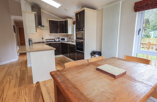Troutbeck Bridge Cottage | OAKWOOD LODGE, pet friendly, with hot tub in Windermere