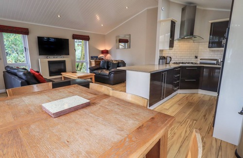 Troutbeck Bridge Cottage | OAKWOOD LODGE, pet friendly, with hot tub in Windermere