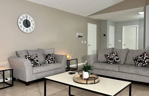 Spring Hill House | Oasis 10 mins from beach and Spring