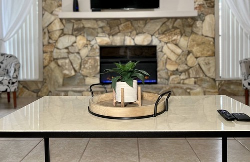 Spring Hill House | Oasis 10 mins from beach and Spring