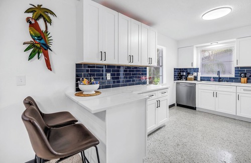 Anona House | Oasis 3beds- 5minutes to beach -air hockey, foosball, pacman - beautiful murals!