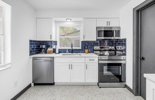 Anona House | Oasis 3beds- 5minutes to beach -air hockey, foosball, pacman - beautiful murals!