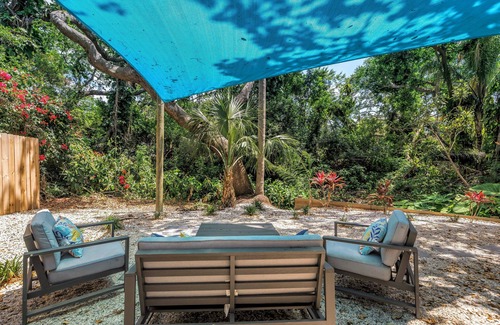 Anona House | Oasis 3beds- 5minutes to beach -air hockey, foosball, pacman - beautiful murals!