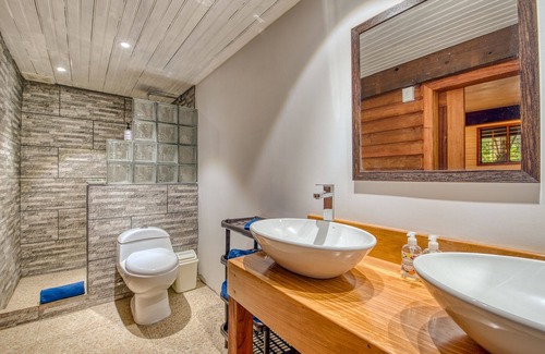 Bocas del Toro Cabin | Oasis Bluff Beach
