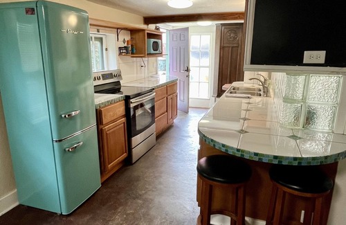 San Jacinto Apartment | OASIS by the SEA- Apt#3; location is everything!