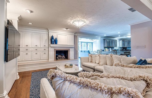 Central Oklahoma City House | Oasis @ Hefner - Glamorous 3BR with Radiant Pool