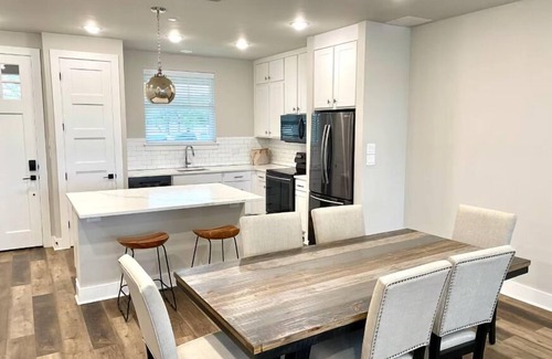 Graford Condo | Oasis Luxury Lakefront Condo:1st Floor, Pool, HotTub, Dining, Boating, Fishing!