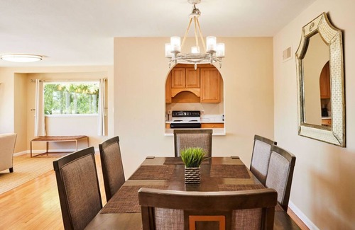 New London House | OASIS @ OCEAN BEACH PARK: 6 QUEEN BEDS