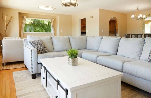 New London House | OASIS @ OCEAN BEACH PARK: 6 QUEEN BEDS