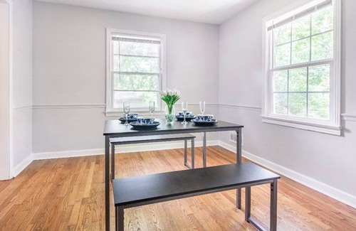 New Castle House | Oasis of Serenity! WI-FI long stays, parking, coffee-tea station, 15 min to DT