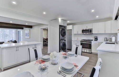 Bayview Village House | Oasis on a Ravine Forest with Yoga Room