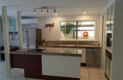 Port Douglas House | Oasis on Nautilus – 2 bed, 2 bath. Heated pool & BBQ, 50m from the Beach,