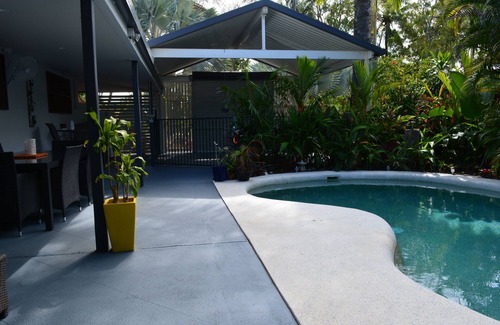 Port Douglas House | Oasis on Nautilus – 2 bed, 2 bath. Heated pool & BBQ, 50m from the Beach,