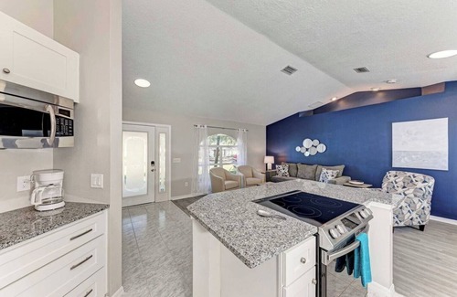 Venice Groves House | Oasis on Nightingale: Screened Pool & Near Beach
