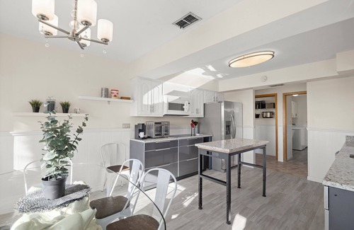 Spring Hill House | Oasis on the Gulf, screened pool, sunset, kayaks!