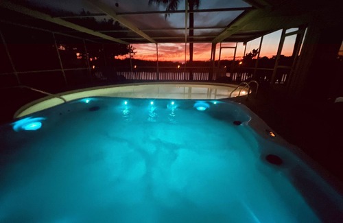 Spring Hill House | Oasis on the Gulf, screened pool, sunset, kayaks!
