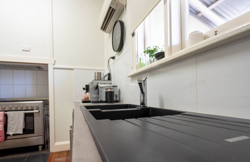 South Carnarvon House | Oasis Waterfront Holiday Home