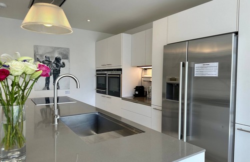 Oxford City Centre House | Observatory Retreat: Luxury Jericho Townhouse with Parking