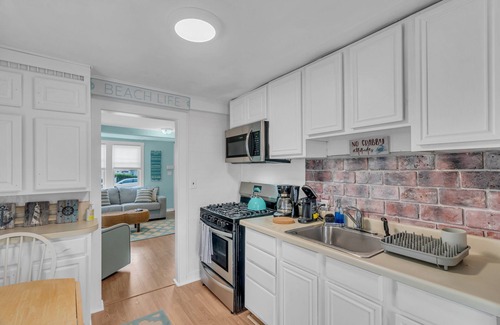 Point Pleasant Beach House | OCE222L | 1st Flr 2BR 1 ba Unit, on site parking, beachside location! by Shore Points Vacations