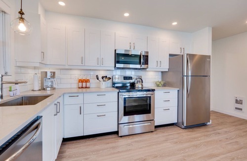 Roberts Creek House | *Ocean Beach - New elegant private 2 bdr suite by the sea*