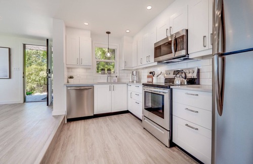 Roberts Creek House | *Ocean Beach - New elegant private 2 bdr suite by the sea*