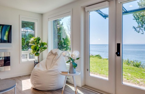 Roberts Creek House | *Ocean Beach - New elegant private 2 bdr suite by the sea*