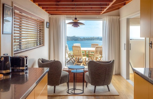 Waiheke Island House | Ocean Belle Onetangi - Ocean Belle Onetangi is a superbly appointed, luxury 2-bedroom holiday home with incredible views over Onetangi Beach and across to Coromandel and Great Barrier Island.