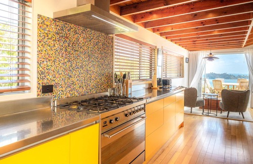 Waiheke Island House | Ocean Belle Onetangi - Ocean Belle Onetangi is a superbly appointed, luxury 2-bedroom holiday home with incredible views over Onetangi Beach and across to Coromandel and Great Barrier Island.