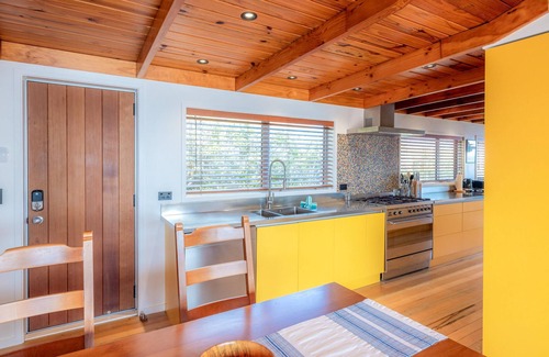 Waiheke Island House | Ocean Belle Onetangi - Ocean Belle Onetangi is a superbly appointed, luxury 2-bedroom holiday home with incredible views over Onetangi Beach and across to Coromandel and Great Barrier Island.