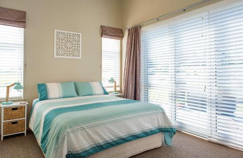 Waihi Beach House | Ocean Blue, sunny beach home close to surf & shops