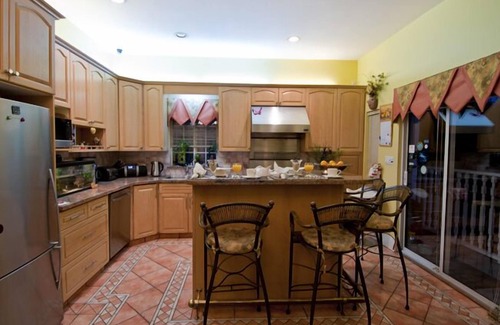 Lower Lonsdale Bed & Breakfast | Ocean Breeze B&B