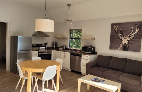 Garden Bay Cabin | Ocean Breeze Bungalow: Relax by the Waterfront with Modern Comfort and Scenic Views