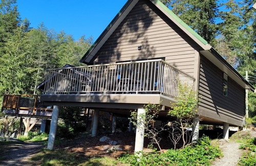 Garden Bay Cabin | Ocean Breeze Bungalow: Relax by the Waterfront with Modern Comfort and Scenic Views