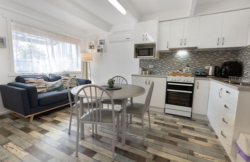 Lakes Entrance House | Ocean Bridge - 300m from the foreshore and the footbridge to 90 Mile Beach
