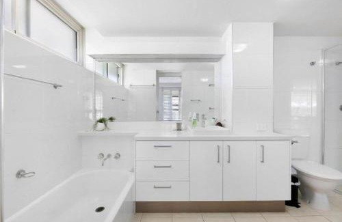 Burleigh Heads Apartment | Ocean Front Breeze at Cashelmara