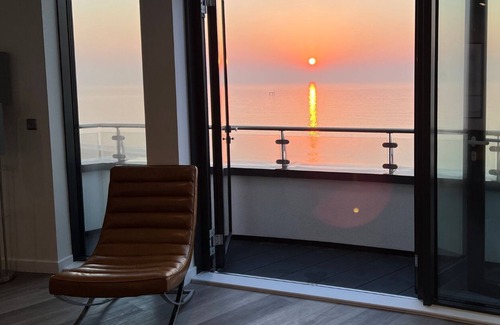 Ramsgate Condo | Ocean Lookout in Ramsgate is a striking beachfront three-bedroom apartment offering panoramic sea views across the English Channel. Stylishly refurbished, the spacious property is just steps from Ramsgate Main Sands and The Royal Harbour