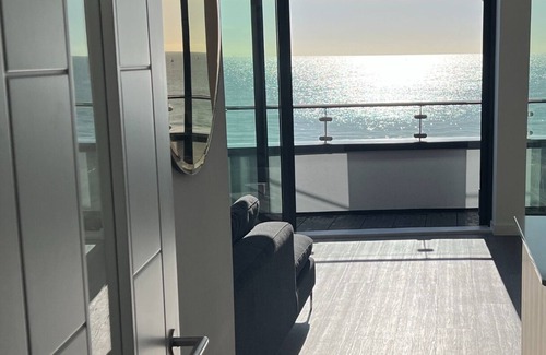 Ramsgate Condo | Ocean Lookout in Ramsgate is a striking beachfront three-bedroom apartment offering panoramic sea views across the English Channel. Stylishly refurbished, the spacious property is just steps from Ramsgate Main Sands and The Royal Harbour